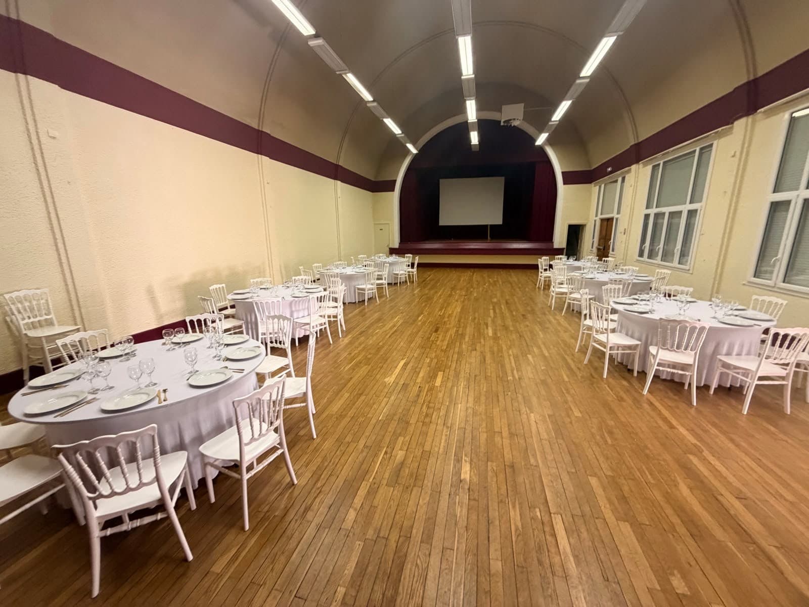 Salle des fêtes à Fontaine-le-Port — photo 1 sur 3